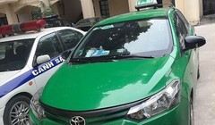 Chiếc xe Taxi Mai Linh hất chiến sĩ công an lên nóc capo. Nguồn: ANTĐ