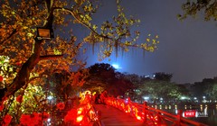 Cầu Thê Húc rực rỡ trong đêm giao thừa