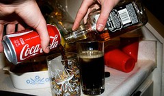 Trong lịch sử 126 năm của Coca-Cola, đây là lần đầu tiên hãng dự định ra mắt một loại thức uống có cồn. Popsugar