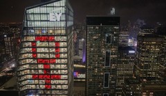 Biểu tượng nữ giới khổng lồ tại thành phố Toronta, Canada đêm 8/3. Nguồn: Daily Hive