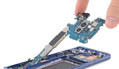 Phần bo mạch chủ của Galaxy S9 có thể tháo rời dễ dàng khỏi khung máy chỉ bằng 1 chiếc tua vít. Nguồn: iFixit