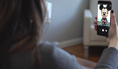 Người dùng có thể tải về miễn phí gói nhân vật Disney mở rộng cho AR Emoji trên Galaxy S9/S9+. Nguồn: TechCrunch