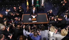 Ông Zuckerberg xuất hiện trong buổi điều trần về "Sự riêng tư trên Facebook, Truyền thông xã hội và Việc sử dụng và dụng dữ liệu" ngày 11/4. Nguồn: IE