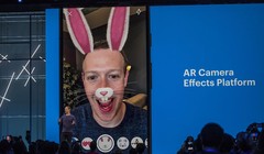 ông Mark Zuckerberg trình diễn các hiệu ứng AR trên Messenger (ảnh: Facebook) 