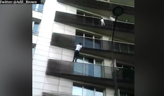 "Người nhện Paris" Mamoudou Gassama leo bằng tay không lên tầng 4 của một tòa chung cư để giải cứu bé trai mắc kẹt. Nguồn: Twitter