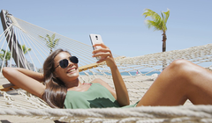 Nước biển và cát là kẻ thù của smartphone. Ảnh: DT