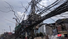 Một cây cột điện có hình thù "kỳ quái" trên đường Minh Khai.