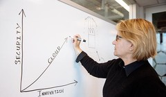 Giám đốc Bảo Mật, Tin cậy và Quyền riêng tư Suzanne Frey đã lên tiếng trấn an người dùng sau cáo buộc. Ảnh: Twitter