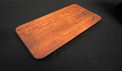 Tấm kính cường lực mô phỏng chất liệu gỗ cho smartphone. Ảnh: Mashable