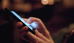 Ánh sáng xanh ảnh hưởng tới giấc ngủ của bạn. Ảnh: HuffPost