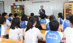 Học sinh chăm chú nghe giảng những kiến thức về vật lý trước khi bắt tay vào thực hành