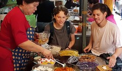 Du khách nước ngoài thích thú thưởng thức các món ăn tại ngõ Đồng Xuân