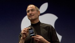 Steve Jobs giới thiệu chiếc iPhone đầu tiên vào năm 2007. Ảnh: Tom's Guide.