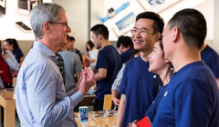 CEO Tim Cook tại cửa hàng Apple Store ở Trung Quốc. Ảnh: Fortune