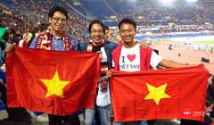Nhà báo Trương Anh Ngọc (đứng giữa) tại SVĐ Olimpico trong trận đấu giữa Napoli và Roma, năm 2013. (Ảnh do nhân vật cung cấp)
