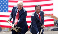 Tổng thống Mỹ Donald Trump và Chủ tịch Foxconn Terry Gou tại lễ động thổ "Dự án 686" xây dựng nhà máy tại Wisconsin. Ảnh: NAR