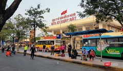 Quang cảnh bên ngoài Bến xe Giáp Bát một ngày trước Tết Nguyên đán