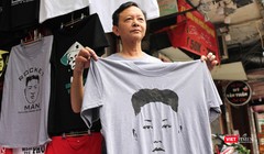 Ông Trương Thanh Đức, tác giả cũng những chiếc áo "hàng độc" in hình Tổng thống Donald Trump và Chủ tịch Triều Tiên Kim Jong Un.