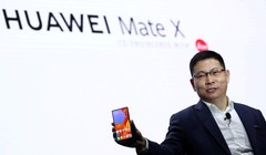 Chủ tịch mảng thiết bị di động Huawei Richard Yu giới thiệu mẫu smartphone gập, hỗ trợ 5G đầu tiên của hãng - Mate X. Ảnh: Zeebiz