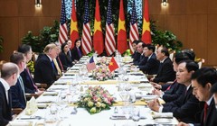 Tổng thống Mỹ Donald Trump dùng bữa cùng Thủ tướng Nguyễn Xuân Phúc tại Phủ Chủ tịch. Ảnh: CNN