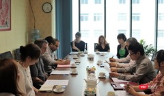 Toàn cảnh buổi trao đổi, chia sẻ kinh nghiệm giữa đoàn viên chức tương lai của Đại sứ quán Mỹ và lãnh đạo Hội Truyền thông số Việt Nam.