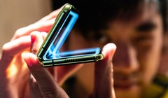 Galaxy Fold hỏng khi trên tay chuyên gia chưa đầy 1 ngày. Ảnh: CNN