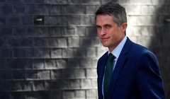 Bộ trưởng Quốc phòng Gavin Williamson vừa bị Thủ tướng Anh Theresa May sa thải vì tiết lộ thông tin liên quan đến Huawei. Ảnh: Reuters