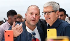 Ông Jony Ive (phải) và CEO Apple Tim Cook (trái). Ảnh: CNBC