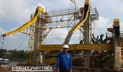 Tác giả Võ Tấn Dũng và thiết bị sàng lọc, rửa cát do ông chế tạo. Ảnh: NV