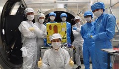 Nhóm kỹ sư và chuyên gia Việt Nam thử nghiệm vệ tinh Micro Dragon tại Viện Công nghệ vũ trụ, thuộc Viện hàn lâm Khoa học và công nghệ Việt Nam - Ảnh: Viện Công nghệ vũ trụ cung cấp