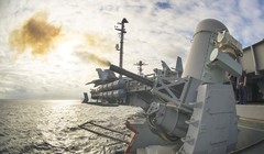 Các vũ khí hiện tại chưa được phép tự ra quyết định tấn công. Ảnh: US Navy.