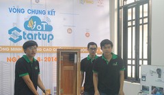Ngô Cự Mạnh (bìa trái) giới thiệu giải pháp khóa thông minh Glock tại một cuộc thi về IoT do Vườn ươm doanh nghiệp, Khu công nghệ cao tổ chức. Ảnh: Hà Thế An.