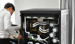 Chiếc PC trị giá 700 triệu đang được nhân viên lắp đặt tại nhà vị đại gia.