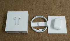 Mẫu tai nghe không dây mới của Apple gồm tai nghe, cáp sạc lightning và sách hướng dẫn.