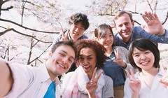 Nhiều người thích giơ tay chữ V khi chụp ảnh. (Nguồn: CFP)