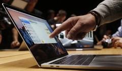 Một vị khách đang chỉ tay vào chiếc MacBook Pro tại sự kiện của Appleở Cupertino. Ảnh Reuters/Beck Diefenbach