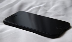 Mặt trước của thiết bị, màu sắc, đường nét đều rất giống thật. Ảnh: BGR.