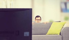 Người dùng đang xem TV và chính TV cũng có thể theo dõi người dùng