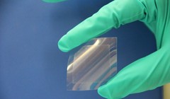 Một mảnh graphene được tạo ra từ dầu ăn. Nguồn ảnh: CSIRO