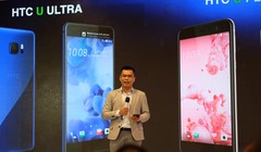  Giám đốc HTC Việt Nam giới thiệu bộ đôi HTC U tại buổi ra mắt.
