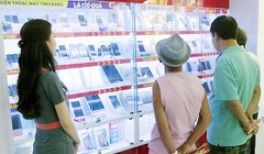 Tương tự mọi năm, sau Tết Đinh Dậu sức mua điện thoại thấp. Ảnh: P.M.