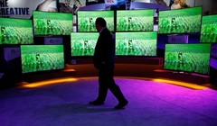 Chọn mua TV là công việc không đơn giản. Ảnh: AP.