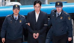 Ông Lee Jae - Yong (giữa) bị đưa tới Văn phòng Điều tra Seoul