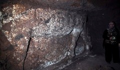 Bà Layla Salih, Trưởng phòng Đồ cổ của tỉnh Nineveh (thủ phủ là  Mosul) đứng cạnh các hiện vật mới được phát hiện. Ảnh Aris Messinis/AFP/Getty Images