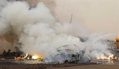 Máy bay bốc cháy trơ khung tại sân bay Wau. Ảnh: Xinhua