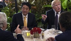 Tổng thống Mỹ Donald Trump (phải) và Thủ tướng Nhật Bản Shinzo Abe (trái) trong cuộc gặp ở khu nghỉ dưỡng Mar-a-Lago ngày 10/2. Ảnh: AP