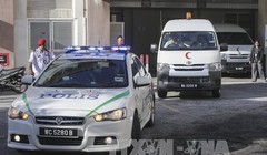 Xe cảnh sát và xe cứu thương mang thi thể "ông Kim Jong-nam" rời bệnh viện ở Putrajaya, Malaysia ngày 15/2. Ảnh: EPA/TTXVN