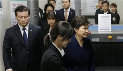 Cựu tổng thống Hàn Quốc Park Geun-hye rời khỏi Tòa án Quận Trung tâm Seoul vào tối 30.3. Ảnh  REUTERS