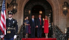 Hai nhà lãnh đạo cùng hai đệ nhất phu nhân chụp ảnh chung. Ảnh Reuters