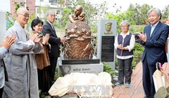 Lễ khánh thành bức tượng đồng “Xin lỗi Việt Nam” (Pieta Việt Nam) tại Trung tâm Hòa bình St. Francis trên đảo Jeju của Hàn Quốc. Ảnh: YONHAP/TTXVN